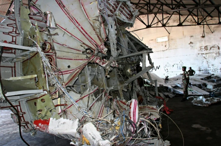Des débris de l'avion de la Yemenia Airways repêchés en mer, dans un hangar à Moroni, le 16 septembre 2009 aux Comores 