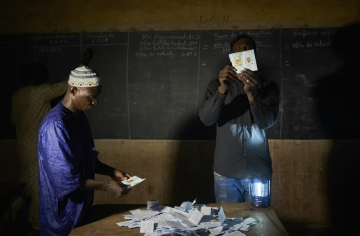 Des agents électoraux procèdent au dépouillement des bulletins de vote pour le 2e tour de l'élection présidentielle, le 12 août 2018 à Bamako, au Mali