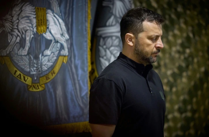 Le président ukrainien Volodymyr Zelensky visite un poste de commandement avancé de l'armée dans la zone de Vovtchansk dans le nord-est de l'Ukraine, le 29 juillet 2024