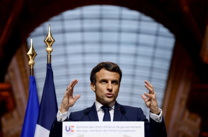 Le président candidat Emmanuel Macron est fortement mobilisé sur la scène diplomatique. Ici à Versailles le 11 mars 2022