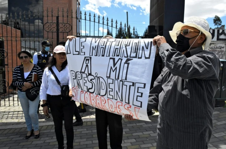 Des partisans du candidat assassiné Fernando Villavicencio tiennent une pancarte "Ils ont tué mon président. Lâches !", le 10 août 2023 à Quito