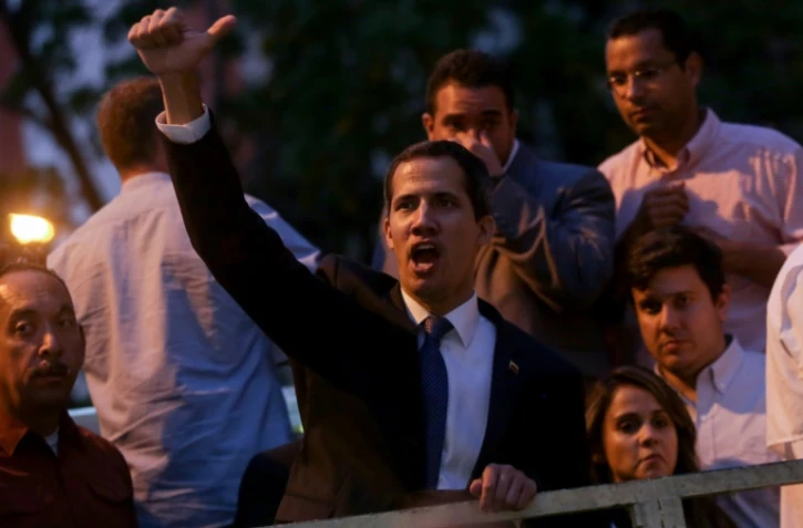 L'opposant vénézuelien Juan Guaido lève le pouce devant ses partisans lors d'un meeting à Caracas le 28 mars 2019