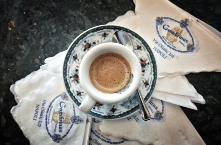 Un expresso servi au café Gambrinus de Naples, le 13 février 2022 en Italie