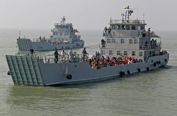 Des réfugiés rohingyas embarqués sur des navires de la marine bangladaise transférés sur l'île de Bhashan Char, dans la baie du Bengale, à Chittagong, le 29 décembre 2020