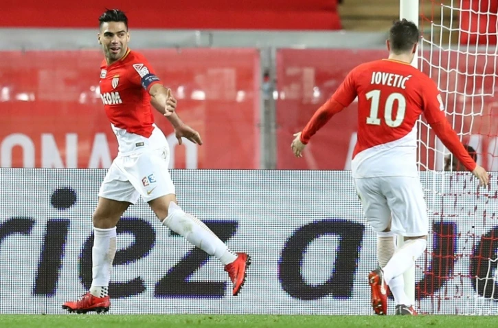 Le buteur colombien de Monaco Radamel Falcao (g) vient de marquer un deuxième but contre Montpellier, en demi-finale de la Coupe de la Ligue, le 31 janvier 2018 au stade Louis-II de Monaco