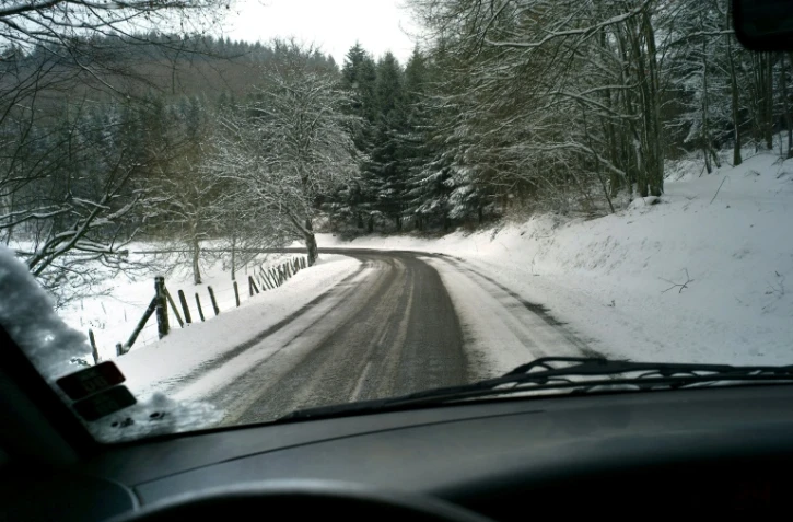 Une route enneigée près de Thizy le 24 mars 2008