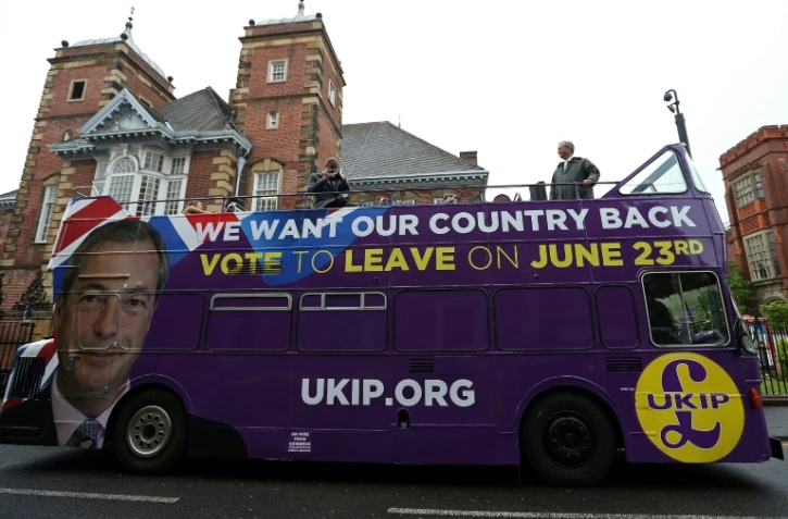Le portrait du leader de l'UKIP, Nigel Farage, sur un bus de campagne à Newcastle le 26 mai 2016