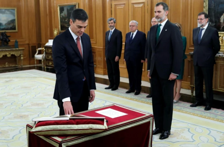 Le nouveau Premier ministre espagnol Pedro Sanchez (g) prête serment devant le roi d'Espagne Felipe VI et le Premier ministre sortant Mariano Rajoy (d), le 2 juin 2018 à Madrid