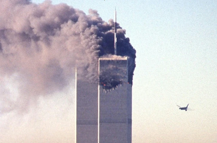 Un avion s'approche du World Trade Center, le 11 septembre 2001 à New York