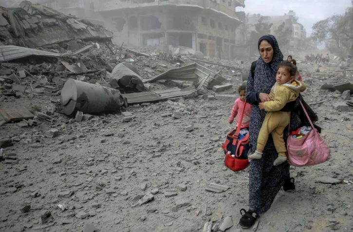 Des Palestiniens fuient les bombardements israéliens dans le centre de la ville de Gaza le 18 mars 2024