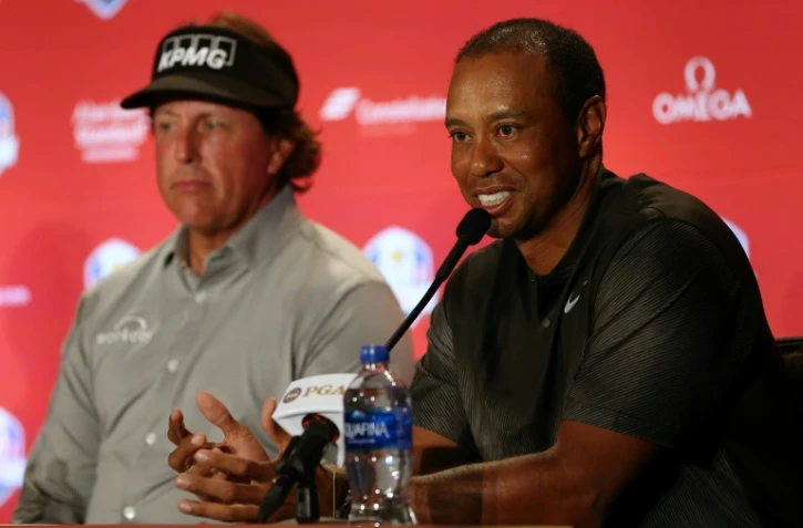 Les Américains Tiger Woods (g) et Phil Mickelson en conférence de presee, le 4 septembre 2018 à West Conshohocken en Pennsylvanie