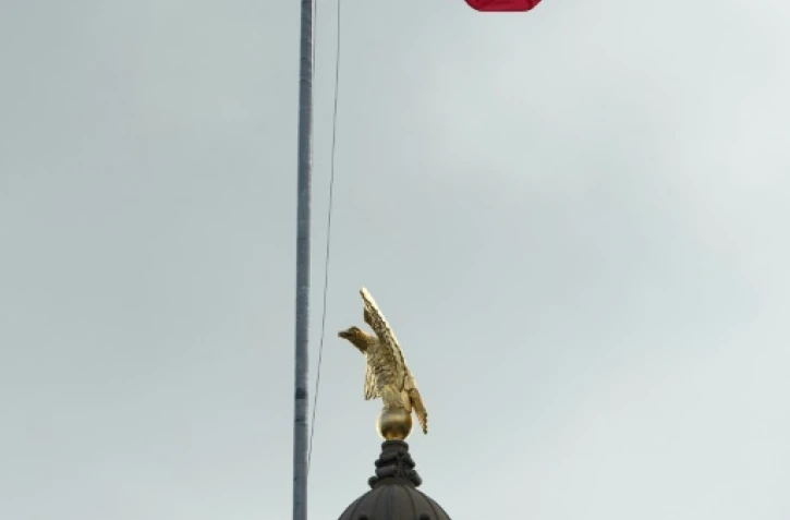 Le drapeau de l'Etat du Mississippi sur le bâtiment des institutions à Jackson, Mississippi, le 28 juin 2020