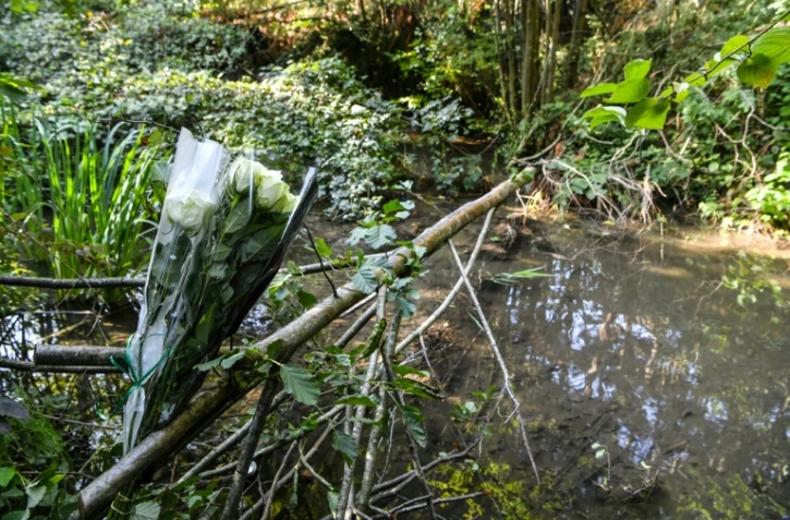 Un bouquet en hommage à Victorine, le 30 septembre 2020 sur les lieux où le corps de la jeune fille a été retrouvé à Villefontaine (Isère)