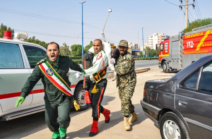 Un homme porte un soldat blessé lors d'une attaque à Ahvaz, dans le sud-ouest de l'Iran, le 22 septembre 2018