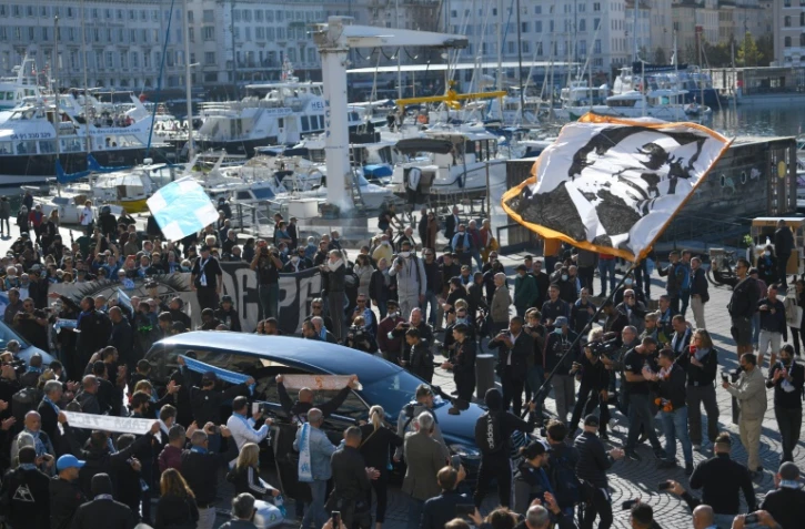 Portrait de Bernard Tapie agité lors d'un rassemblement au port de Marseille peu avant ses funéraillles, le 8 octobre 2021