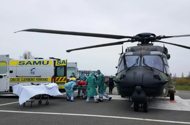 Photo fournie par le ministère des Armées le 29 mars 2020 de l'arrivée de malades de Besançon à Clermont-Ferrand où ils vont être soignés dans les hopitaux de la région