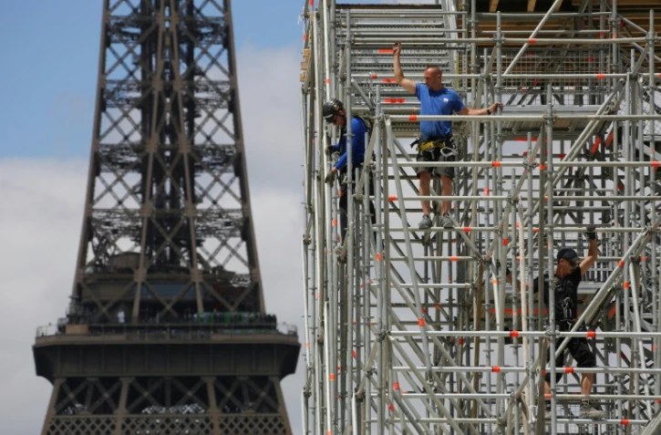 Des échafaudages devant la Tour Eiffel à Paris, le 12 juin 2017