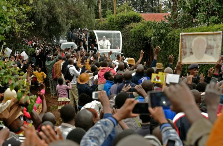 Des habitants du bidonville de Kangemi, à Nairobi, accueillent le pape François le 27 novembre 2015 