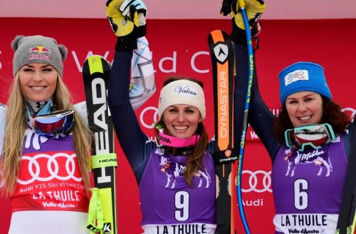 L'Italienne Nadia Fanchini (c) célèbre sur le podium sa victoire lors de la seconde descente de La Thuile en Italie, Lindsey Vonn (g), 2e, s'adjuge le petit Globe de la discipline, le 20 février 2016