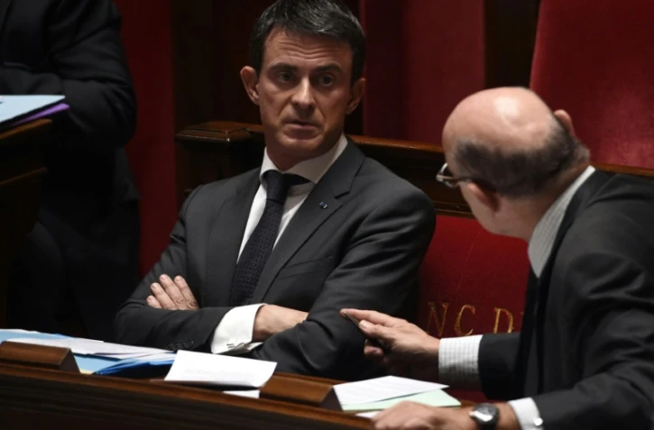 Le Premier ministre Manuel Valls (g) à l'Assemblée nationale à Paris, le 27 octobre 2015