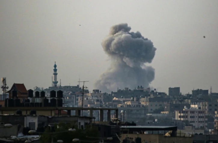 Un nuage de fumée s'élève après un bombardement israélien dans l'est de Rafah, dans le sud de la bande de Gaza, le 19 mai 2024