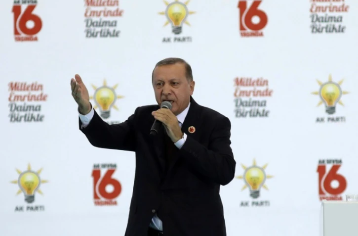 Le président turc Recep Tayyip Erdogan prononce un discours lors du 16e anniversaire de son parti AKP à Ankara, le 14 août 2017