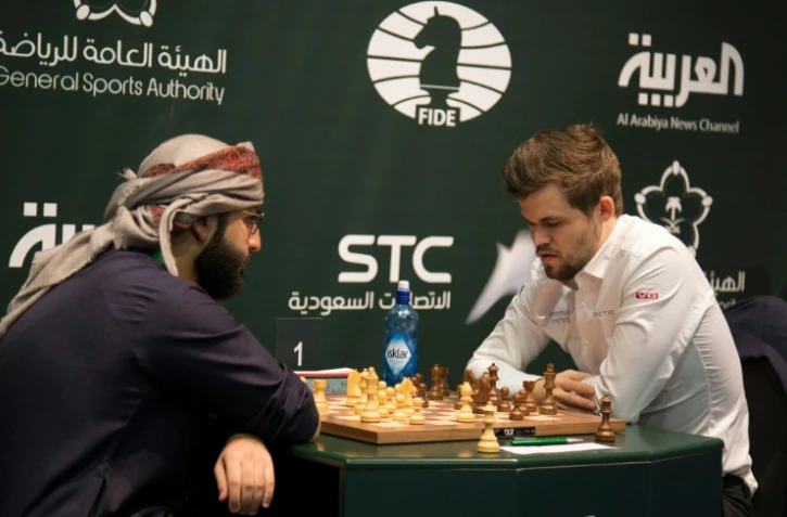 Le joueur d'échec norvégien Magnus Carlsen (D) au tournoi d'échecs du roi Salmane à Ryad le 26 décembre 2017