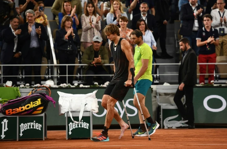 Rafa Nadal accompagne Alexander Zverev (en béquilles) contraint à l'abandon en demi-finale du tournoi de Roland-Garros, le 3 juin 2022