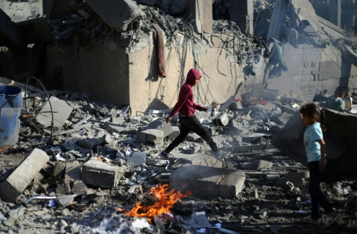 Un jeune Palestinien marche parmi des décombres après des frappes israéliennes, dans le camp de réfugiés de Nousseirat, dans le centre de la bande de Gaza, le 29 avril 2025
