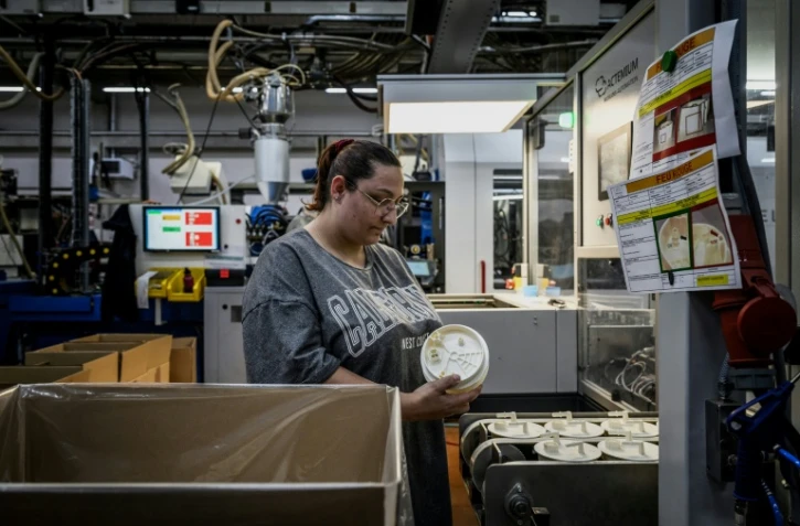 Une employée de l'usine Francia, spécialisée dans l'injection et le moulage de plastique, le 16 avril 2026 à Bellignat, dans l'Ain 