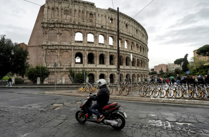 Un motocylciste roule près du Colisée à Rome, le 12 avril 2018