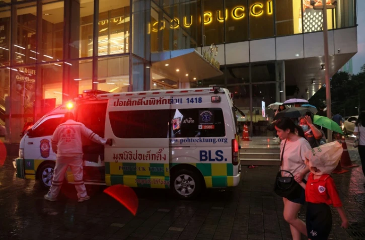 Une ambulance devant le centre commercial Siam Paragon à Bangkok, théâtre d'une fusillade meurtrière le 3 octobre 2023