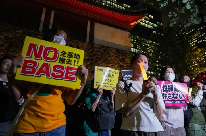 Des manifestants protestent contre la présence de soldats américains au Japon, le 6 octobre 2026 devant l'ambassade américaine au Japon, à Tokyo