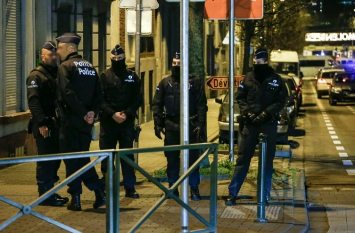 Des policiers belges mènent des perquisitions en lien avec les attaques du 13 novembre à Paris, le 30 décembre 2015 à Molenbeek