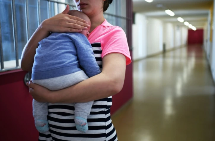 Une mère avec son bébé à la prison des Baumettes, le 17 avril 2018 à Marseille