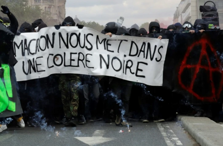 Des "black blocs" manifestent en marge du défilé parisien du 1er Mai 2018