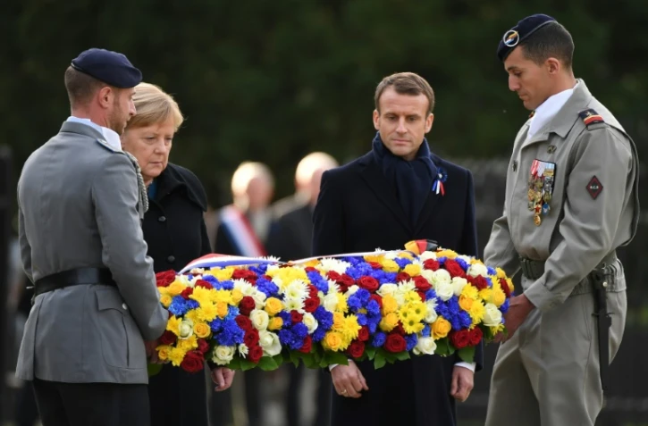 Angela Merkel et Emmanuel Macron déposent une gerbe à Rethondes le 10 novembre 2018 dans le cadre des commémorations de l'armistice de 1018
