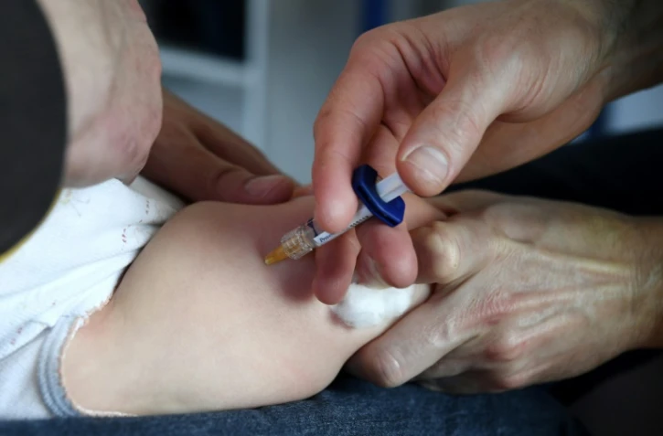 Un médecin administre un vaccin à un bébé à Quimper, dans l'ouest de la France, le 31 octobre 2017