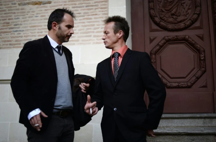 Franck Perrais (R), le père de Laetitia Perrais et son avocat Benoit Poquet, à la sortie du tribunal à Rennes, le 26 octobre 2015, dernier jour du procès de Tony Meilhon