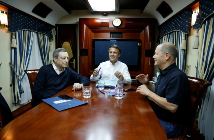 Le président Emmanuel Macron (C), le chancelier allemand Olaf Scholz (D) et le Premier ministre italien Mario Draghi (G) en route vers Kiev à bord d'un train le 16 juin 2022 