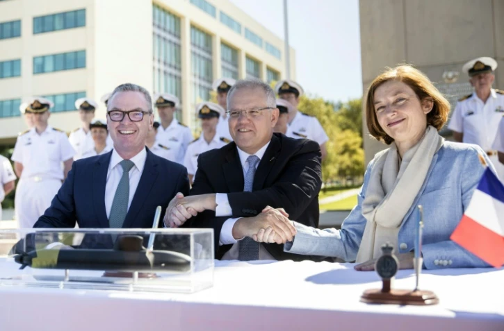 Photo du département de la Défense australien du Premier ministre australien Scott Morrison (c) avec le  ministre de la Défense Christopher Pyne (g) et la ministre française de la Défense Florence Parly, le 11 février 2019 saluant la signature d'un contrat