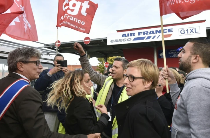 Le  coordinateur du Parti de gauche Eric Coquerel (G), la porte-parole d'Ensemble, Clémentine Autain (ème D), lors d'une manifestation de salariés d'Air France, le 12 octobre 2015