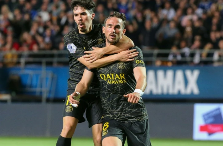 Le Parisien Fabian Ruiz félicité par son coéquipier Vitinha après son but à Troyes, le 7 mai 2023 