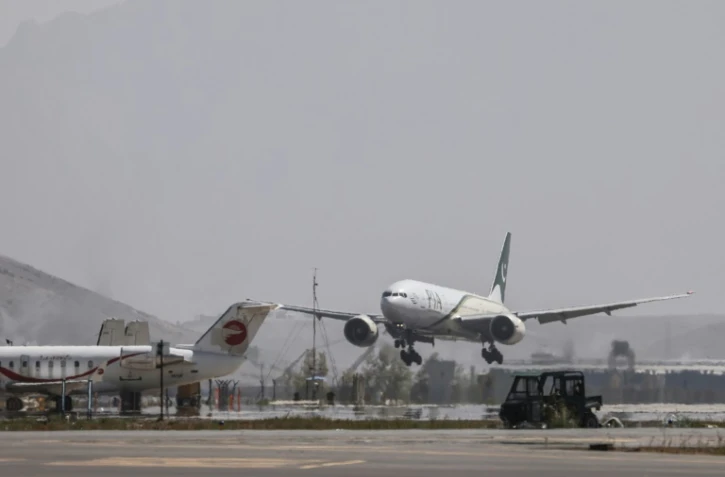 Un avion de la compagnie pakistanaise PIA atterrit à l'aéroport de Kaboul, le 13 septembre 2021 en Afghanistan