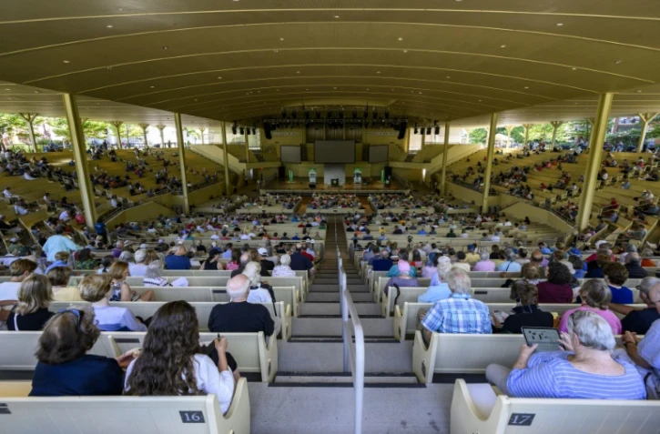Vue générale le 19 août 2022 de l'amphitéâtre de la Chautauqua Institution où a été attaqué au couteau le 12 août l'écrivain britannique Salman Rushdie, à Chautauqua, dans l'Etat de New York