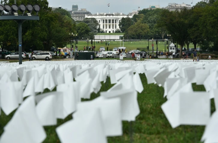 Des drapeaux alignés devant la Maison Blanche pour symboliser les centaines de milliers de morts du Covid aux Etats-Unis, le 16 septembre 2021