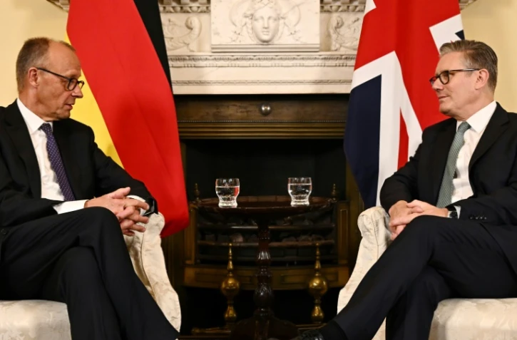 Le Premier ministre britannique Keir Starmer (d) et le chancelier allemand Friedrich Merz lors d'une rencontre au 10 Downing Street, le 17 juillet 2025 à Londres