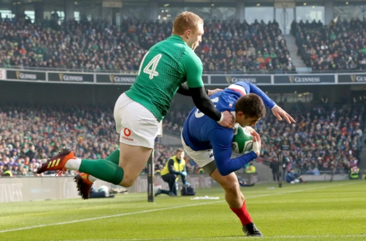 Le Français Thomas Ramos (d) avec le ballon lors de la domination de l'Irlande 27-10 en première temps à Dublin en 4e journée du tournoi des Six Nations le 9 mars 2019
