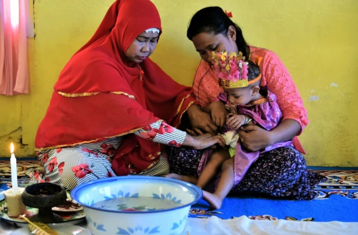 Une fillette indonésienne préparée pour l'excision à Gotontalo, en Indonésie, le 20 février 2017