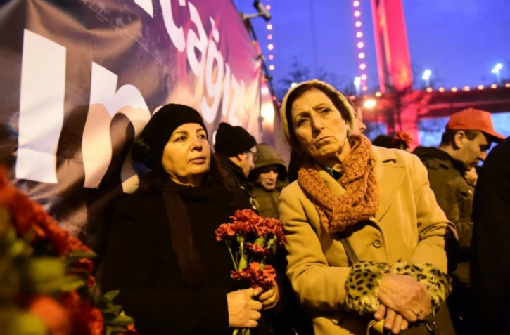 Des stambouliotes rassemblés, le 3 janvier 2017, devant le Reina, le nigtclub dans lequel 39 personnes ont été tuées dans un attentat revendiqué par le groupe Etat islamique (EI)